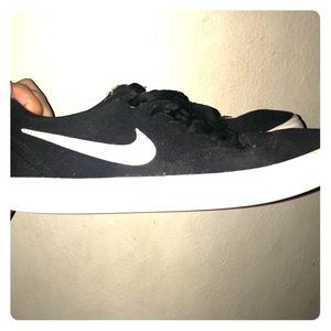 Black and white nike sb shoes